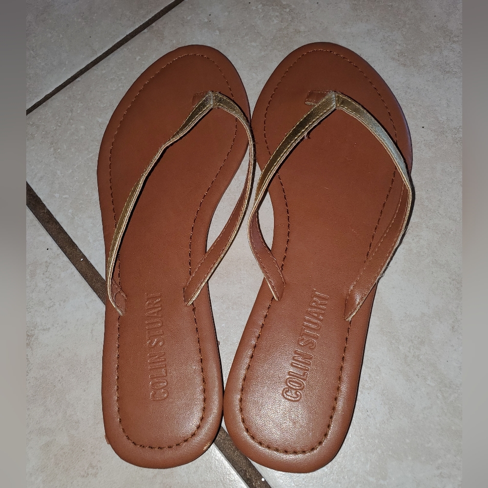 Colin Stuart Metallic gold thong sandals.  Size 8. - Picture 3 of 5